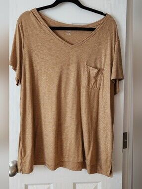 Cato 22/24 Short Sleeve V-Neck Pocket Tee in Camel